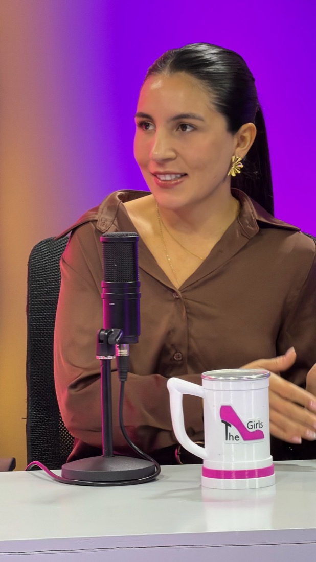 Clara Pérez hablando a cámara con un micrófono